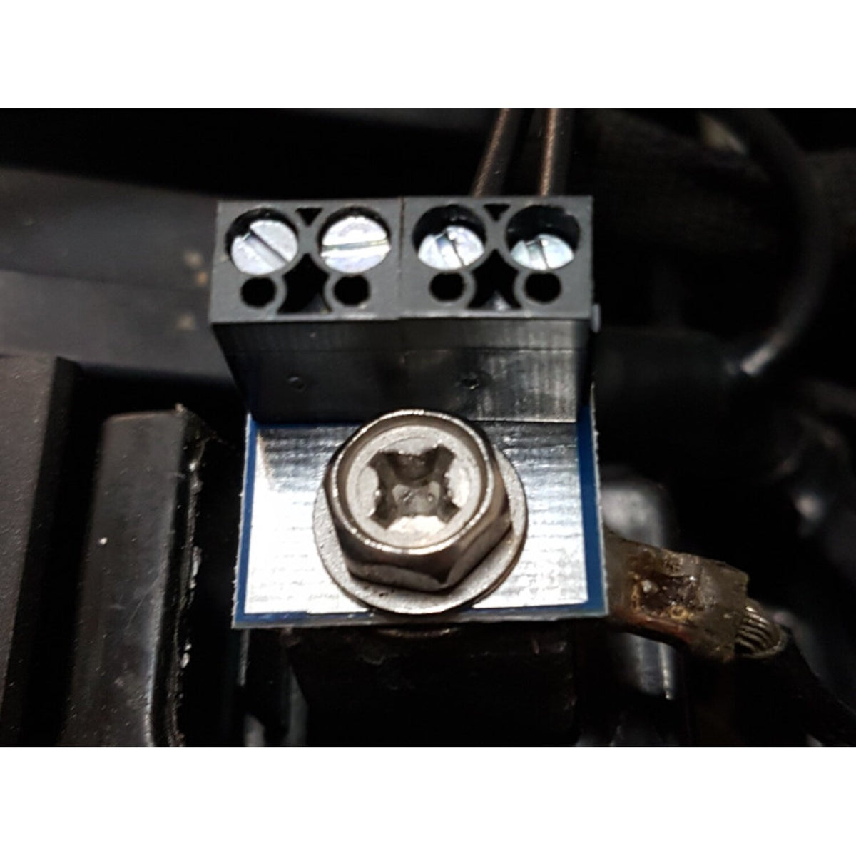 Elektronikbox Axel Joost Elektronik GND split - Minus pole splitter