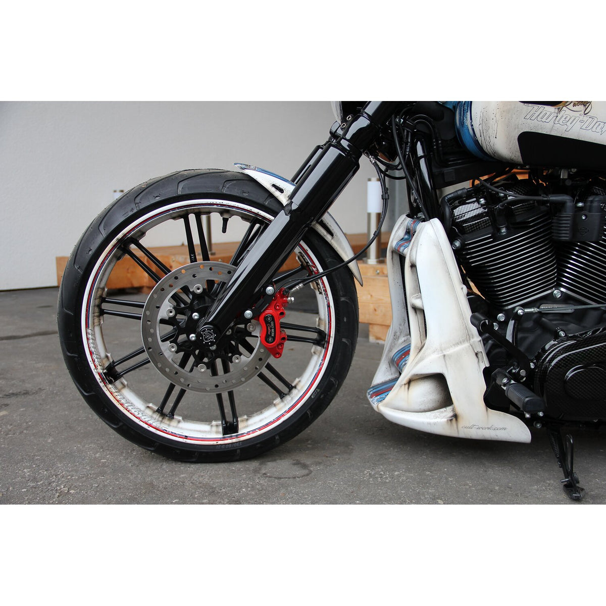 Cult-Werk radiator cover 'Racing' - Gloss black