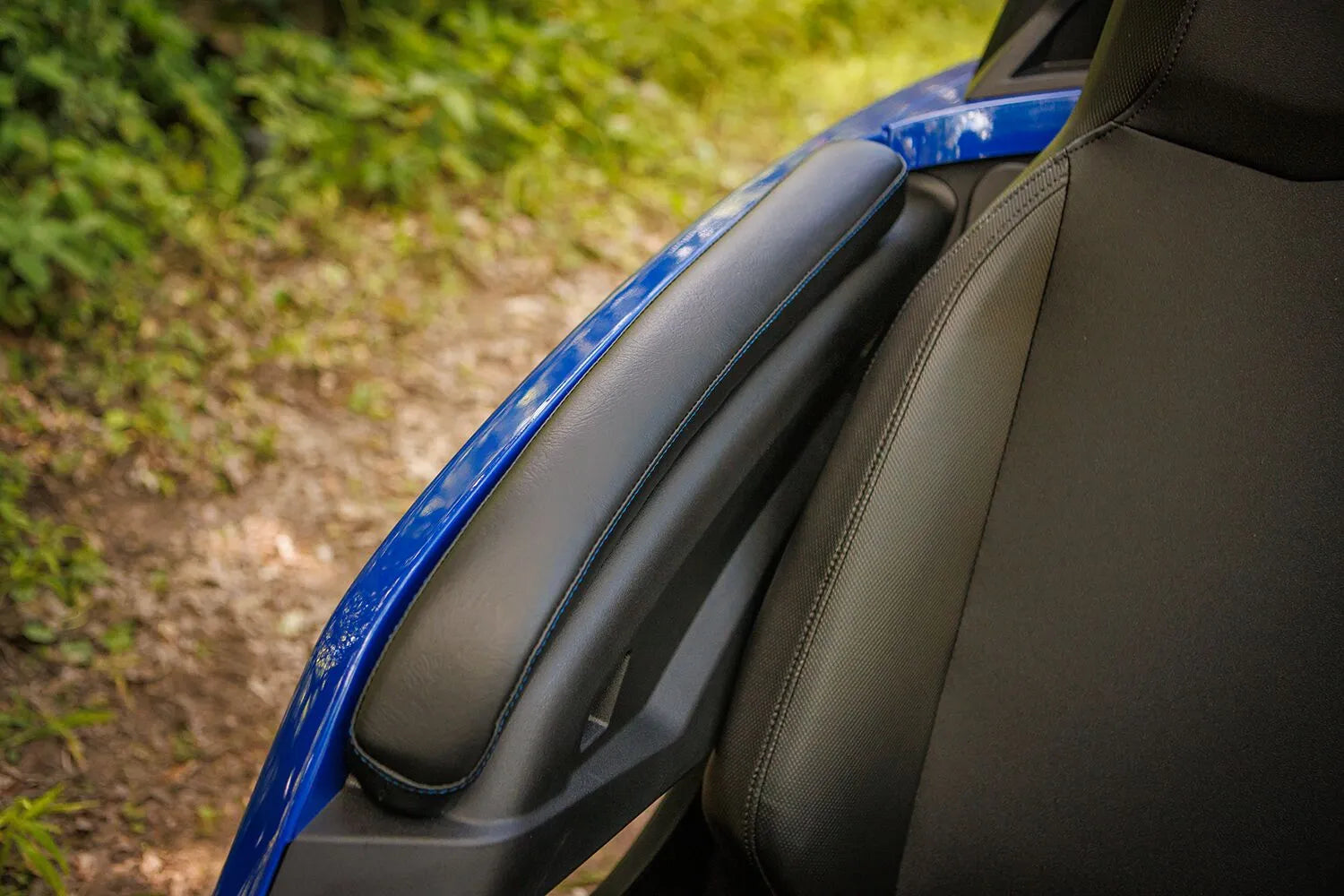 Show Chrome Kaliber Armrest Pad - Black/blue