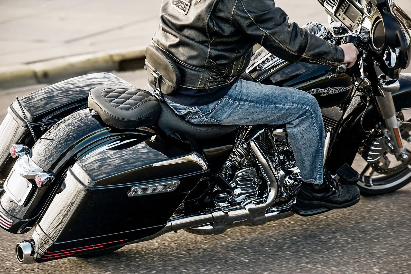 Mustang Wide Tripper Solo Seat W/ Backrest - For Harley Davidson