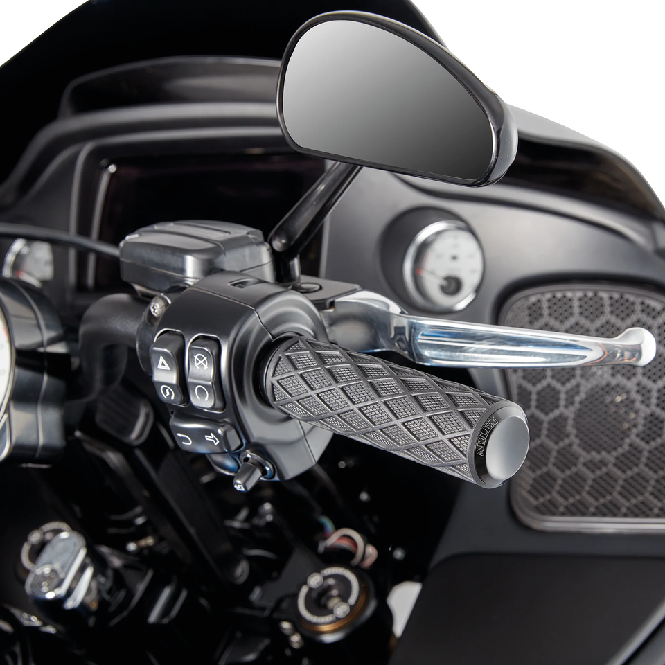 Arlen Ness Diamond Grips – Handlebar